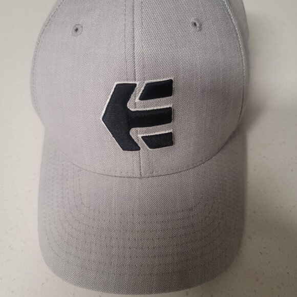 Etnies FlexFit Icon Logo Cap Hat Gray W/ Black Embroidered Logo Sz Small/Medium - Picture 1 of 6